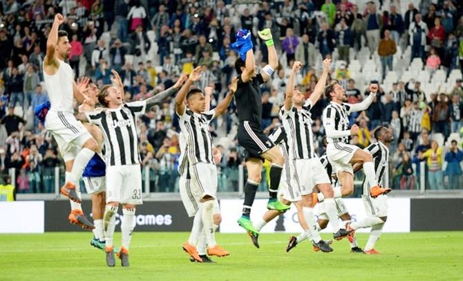 Juventus players celebrate