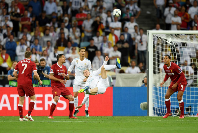 Real Madrid's Gareth Bale scores off an overhead kick to put Real back in the lead