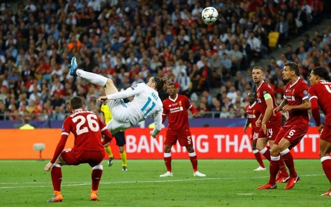 Gareth Bale scores Real Madrid's second goal with a overhead  kick