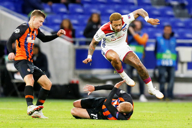 Lyon's Memphis Depay in action with Shakhtar Donetsk's Viktor Kovalenko