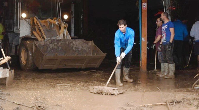 Rafael Nadal cleans up the flood-affected area of Sant Llorenç des Cardassar