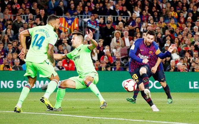 Lionel Messi scores