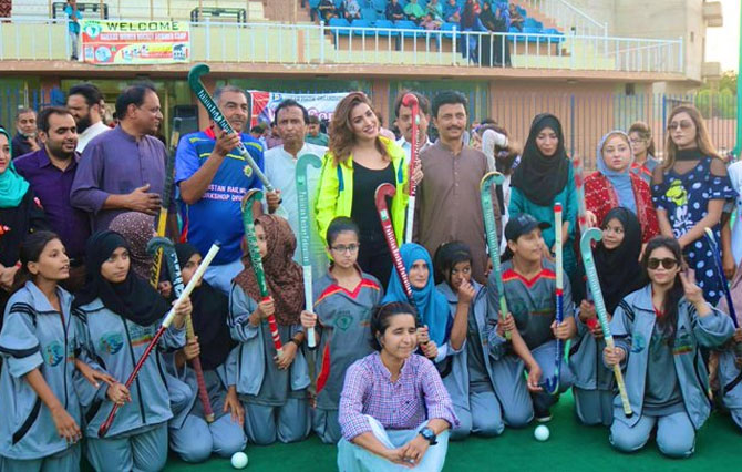 Pakistan actress Mehwish Hayat with the Pakistan women's team