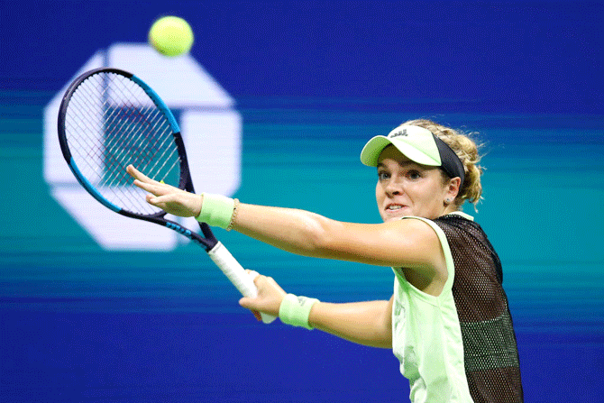 Catherine Mcnally returns a shot against Serena Williams