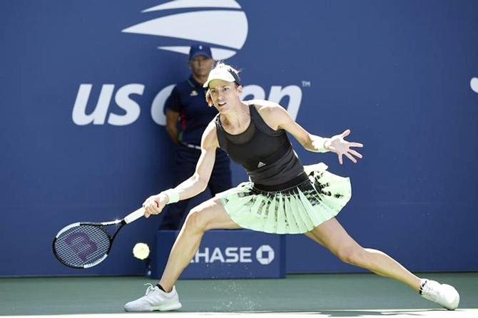 Andrea Petkovic returns against Petra Kvitova.