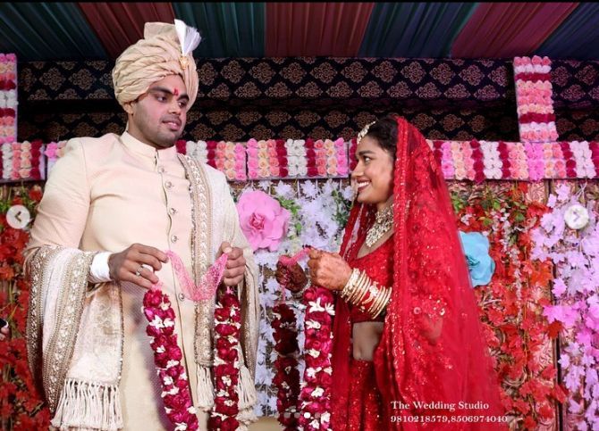 Babita Phogat and her husband Vivek Suhag exchanging garlands at the varmaala ceremony