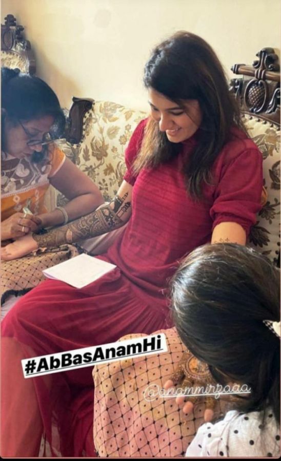 Anam Mirza is all smiles as mehendi artists get to work