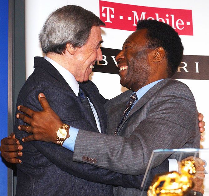 Brazilian football legend Pele (right) and former England goalkeeper Gordon Banks embrace as they meet at a news conference in London on March 4, 2004