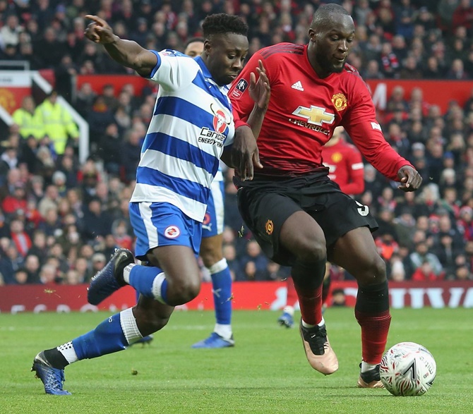 FA Cup: United ease past Reading; Chelsea's Fabregas misses penalty