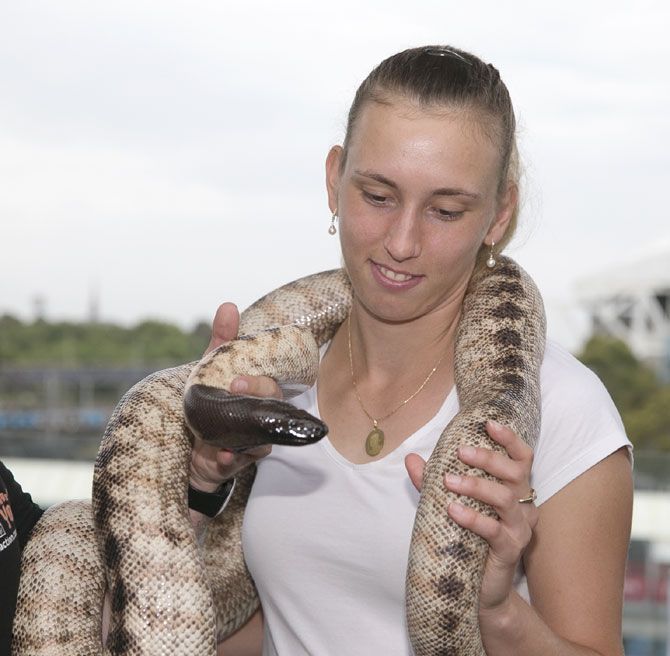 Elise Mertens pats a snake
