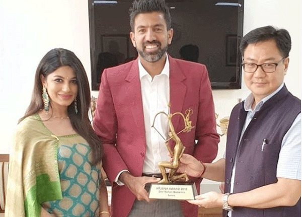 Rohan Bopanna (centre) receives the Arjuna Award from Sports Minister Kiran Rijiju