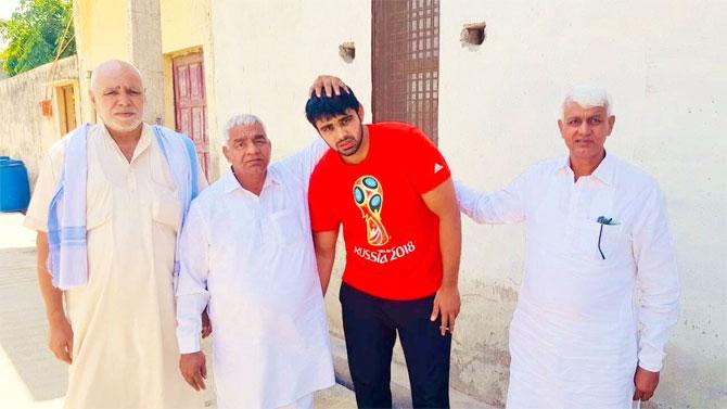 Vivek Suhag takes Mahavir Singh Phogat's blessing 