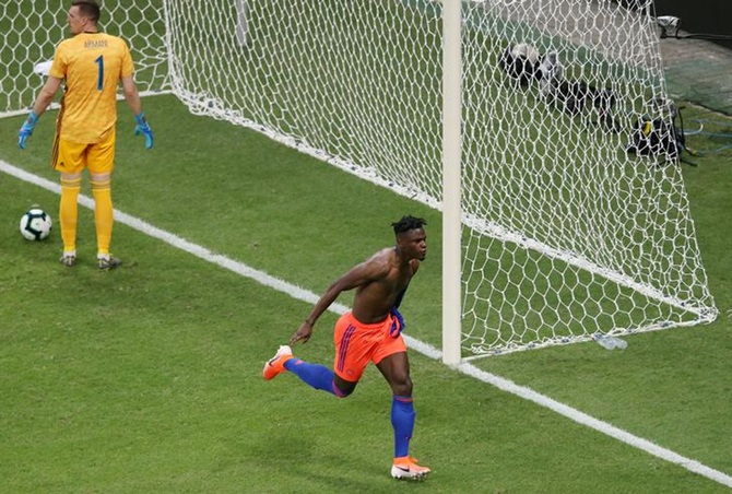  Duvan Zapata celebrates scoring Colombia's second goal against Argentina