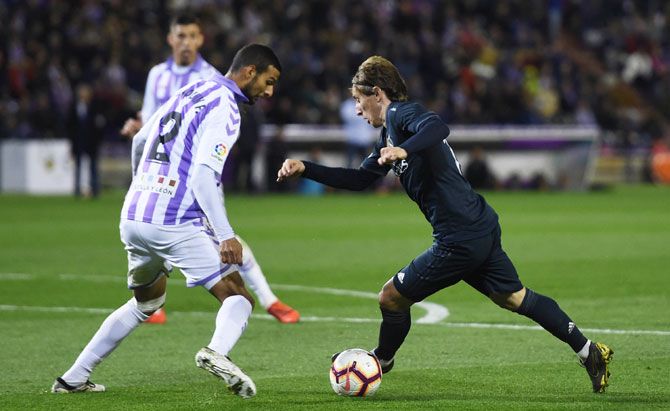 Real Madrid's Luka Modric dribbles past Real Valladolid's Borja Fernandez