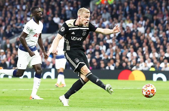 Donny van de Beek scores