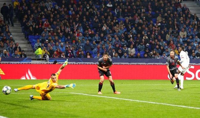 Bertrand Traore scores Olympique Lyonnais's third goal against Benfica