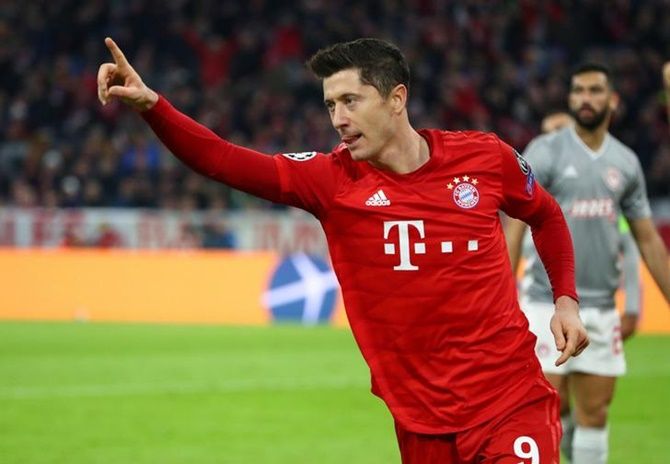 Robert Lewandowski celebrates scoring Bayern Munich's first goal