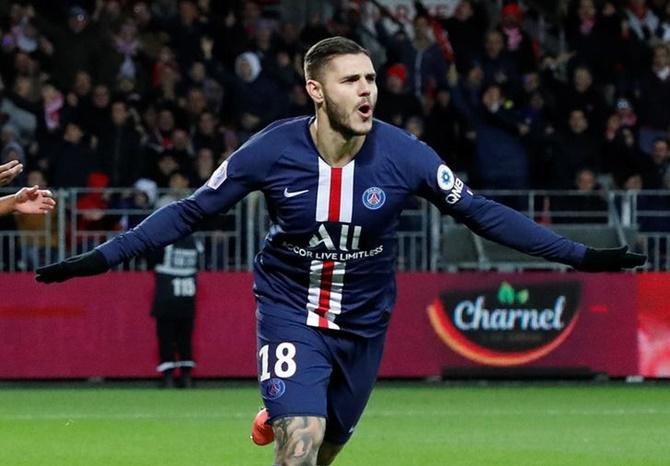 Mauro Icardi celebrates scoring Paris St Germain's second goal against Brest