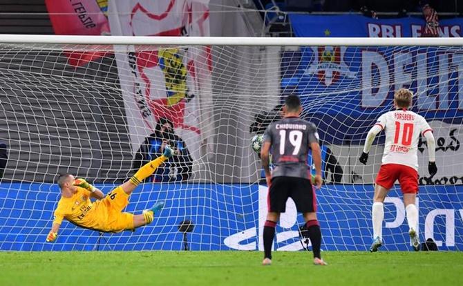 Emil Forsberg scores Leipzig's first goal from the penalty spot.