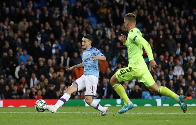 Phil Foden scores Manchester City's second goal against Dinamo Zagreb.