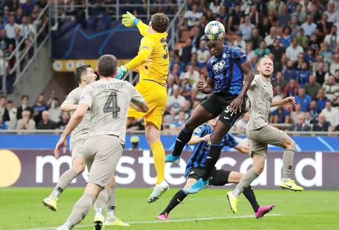 Atalanta's Duvan Zapata scores the opening goal against Shakhtar Donetsk