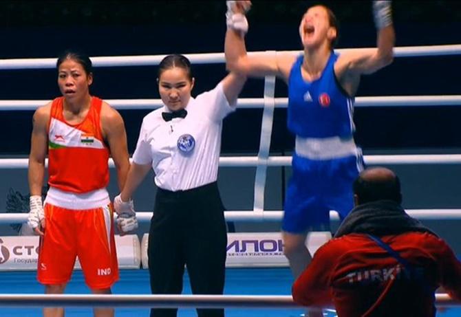 M C Mary Kom and Turkey's Busenaz Cakiroglu during their 51kg semi-final at the World Women's Boxing Championships