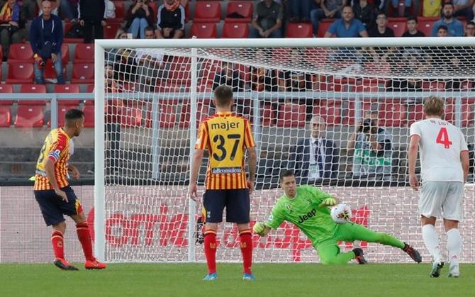 Marco Mancosu scores for Lecce from the penalty spot.