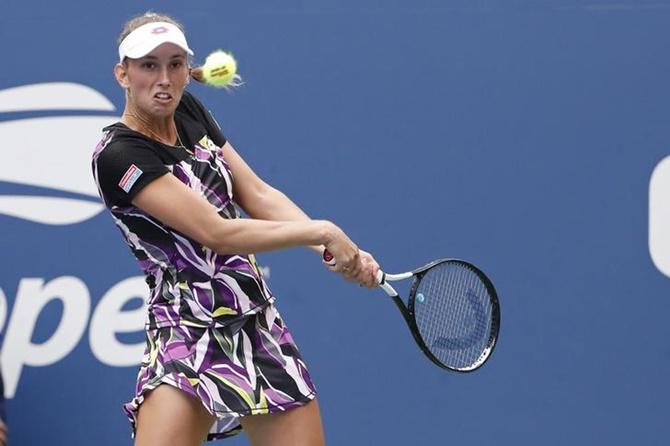 Elise Mertens hits a backhand against Kristie Ahn.