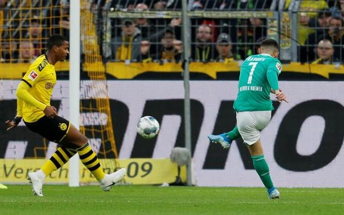 Milot Rashica scores Werder Bremen's first goal.