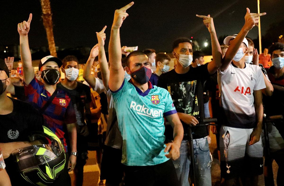 photos-barcelona-fans-chant-for-messi-to-stay-rediff-sports