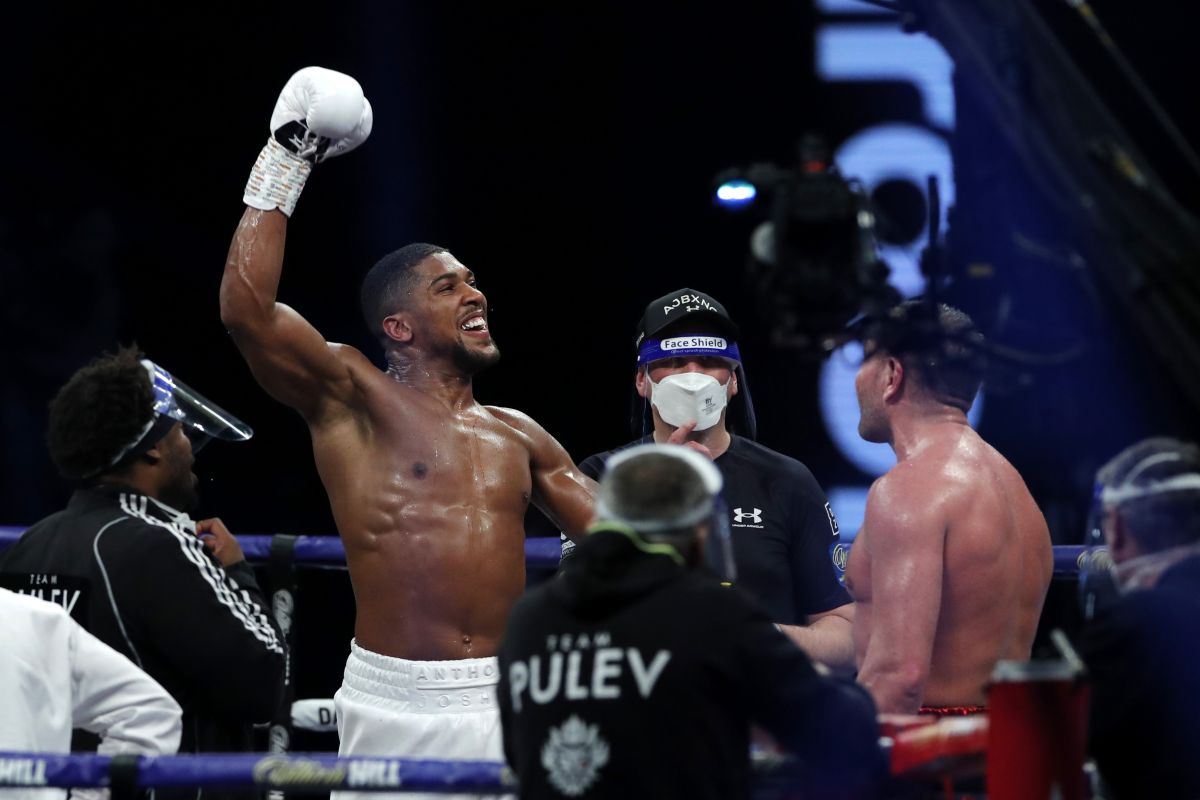 Anthony Joshua celebrates winning his Heavyweight fight against Kubrat Pulev 