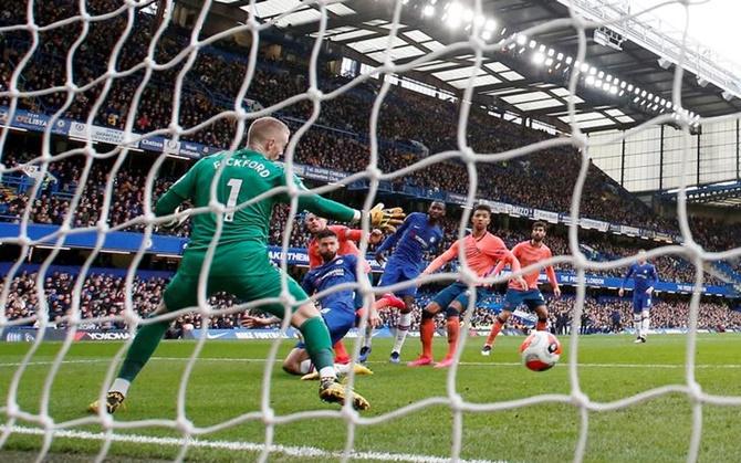 Olivier Giroud scores Chelsea's fourth goal.