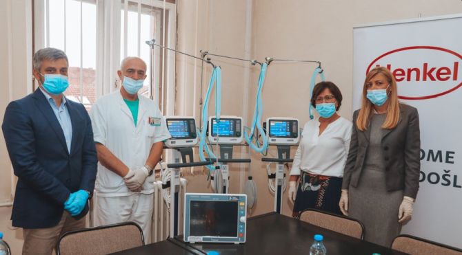 Members of the Novak Djokovic Foundation with the staff of the hospital in Krusevac where the ventilators were donated