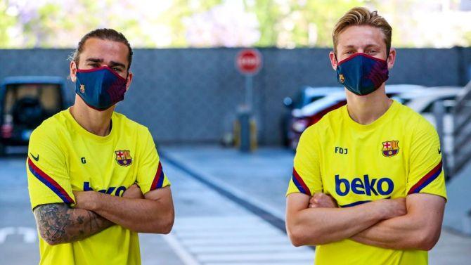 FC Barcelona's Antoine Griezmann and Frenkie de Jong before a training session 