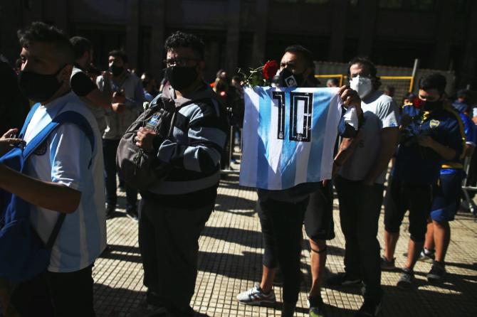  People wait in line outside the Casa Rosada presidential palace ahead of the wake of late soccer legend Diego Maradona