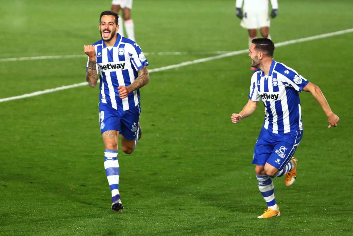 Deportivo Alaves' Joselu celebrates scoring their second goal against Real Madrid at Estadio Alfredo Di Stefano, Madrid. 