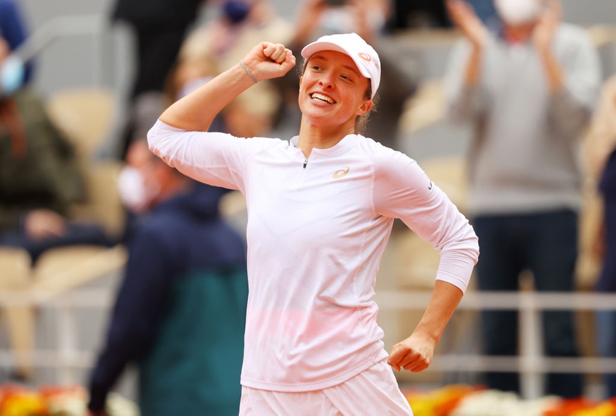 Iga Swiatek celebrates after hitting the match-winning point against Sofia Kenin in the final