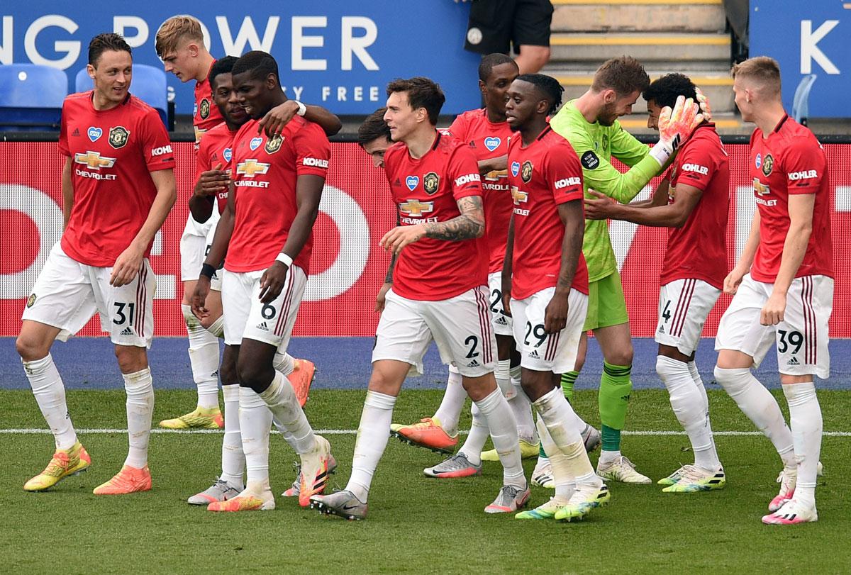  Manchester United players celebrate winning the 2011-12 Premier League title.