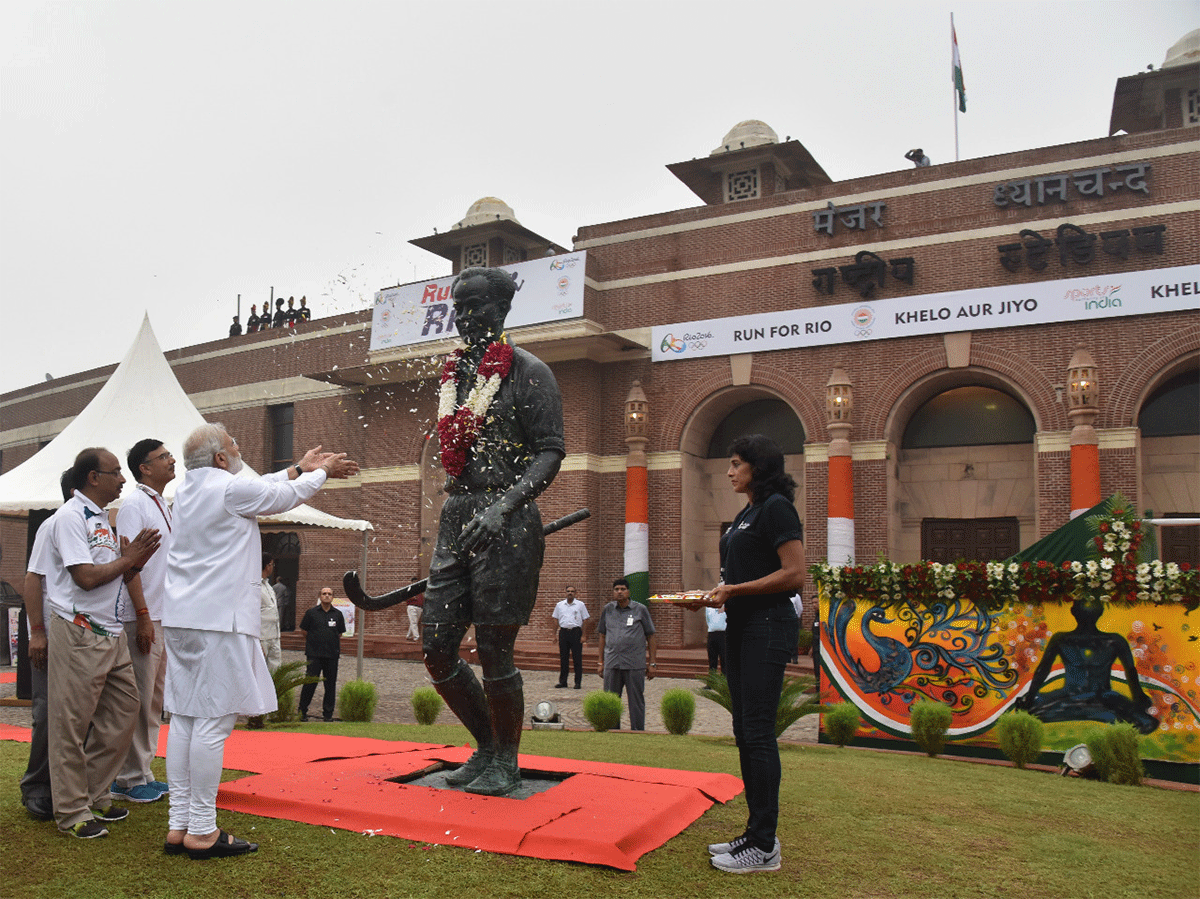 PM Modi pays his  respects to hockey legend Major Dhyan Chand
