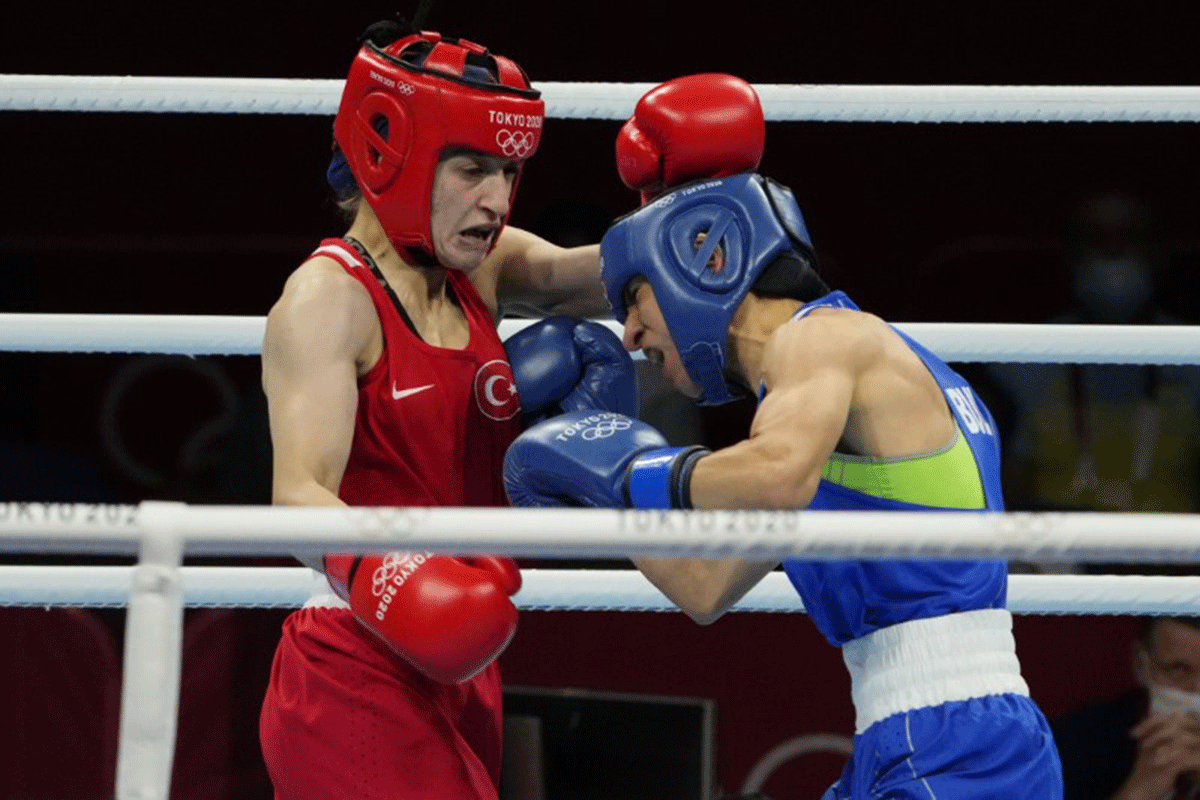 Buse Naz Cakiroglu of Turkey (left), fights Stoyka Zhelyazkova Krasteva of Bulgaria in the women's fly final