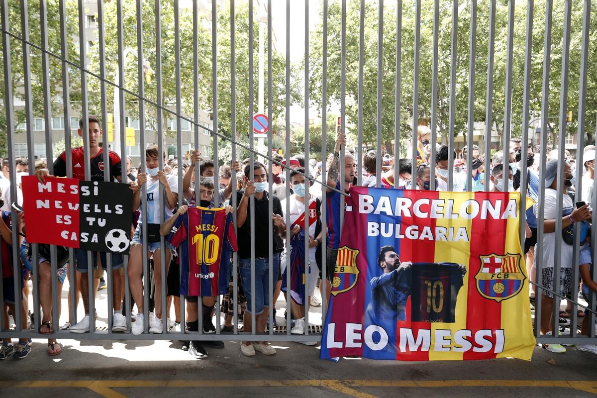 Barcelona fans wait outside the Camp Nou during the press conference. 