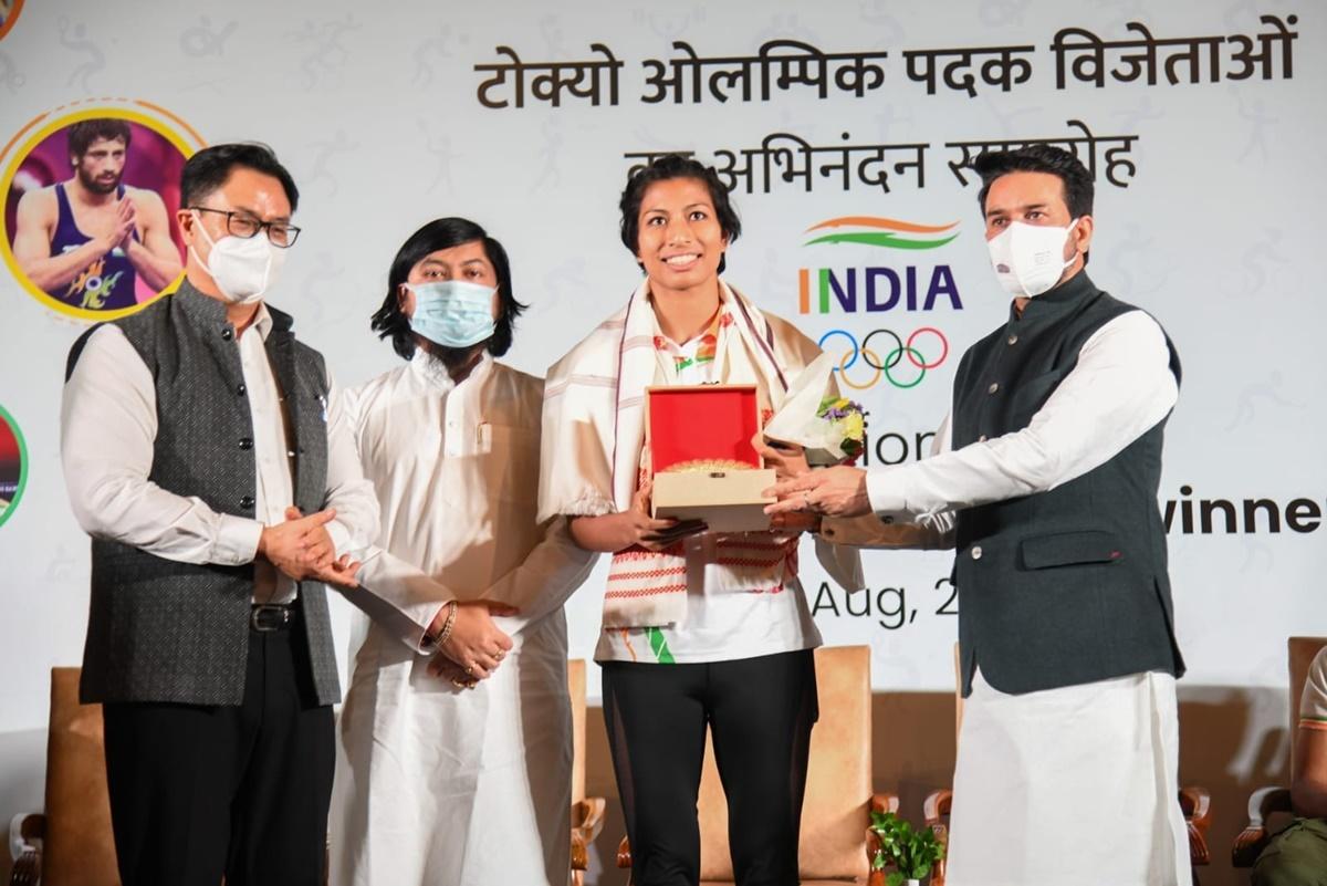 Boxer Lovlina Borgohain receives a shawl and memento from Union Minister of Youth Affairs & Sports Anurag Thakur