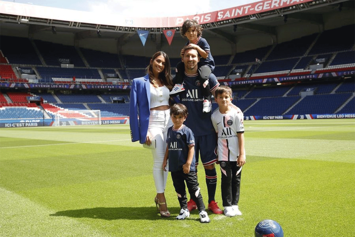 Lionel Messi donning the PSG kit, with his wife Antonella and his children Thiago, Matteo and Ciro