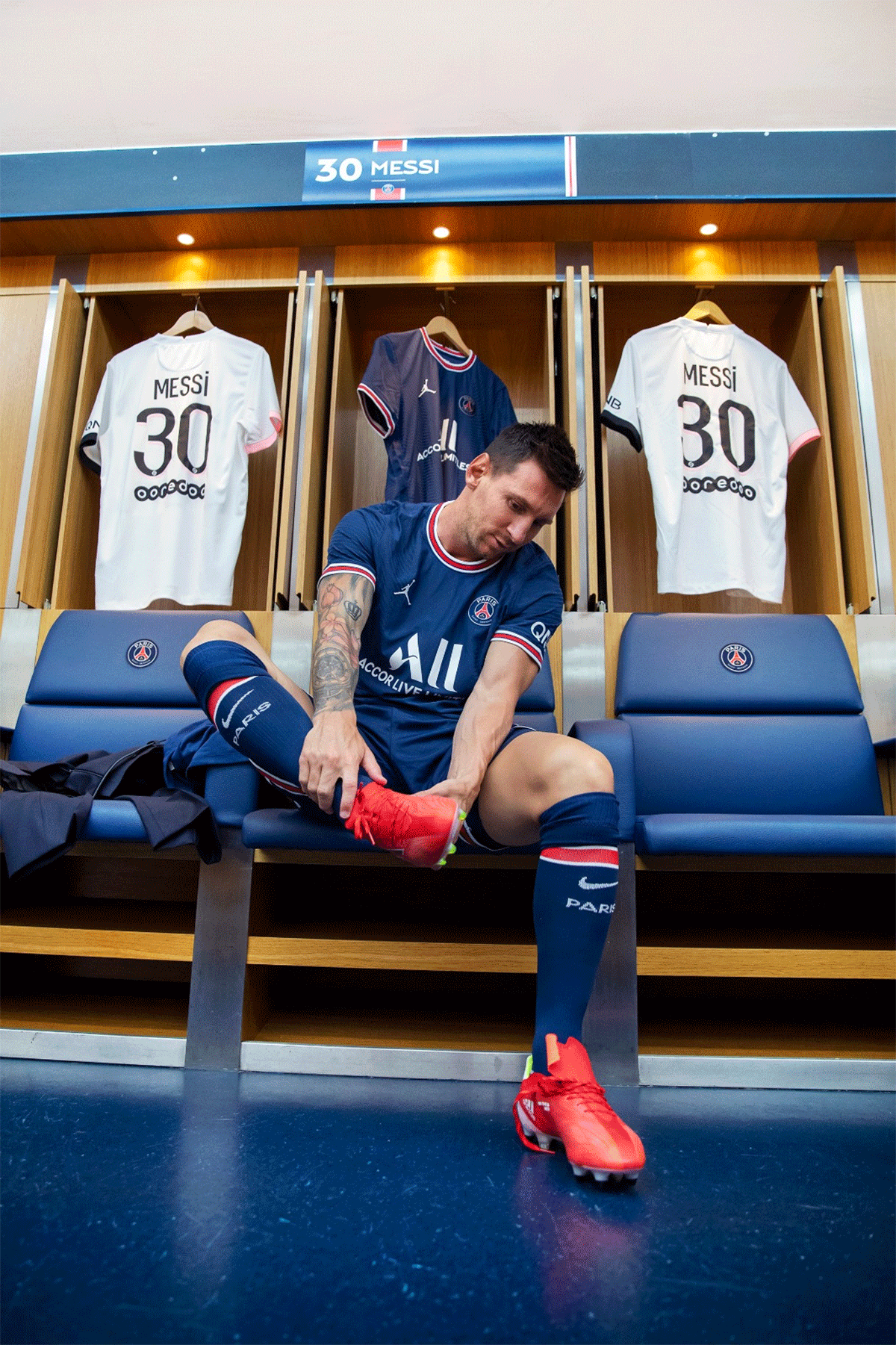 Lionel Messi wears a Paris Saint Germain kit