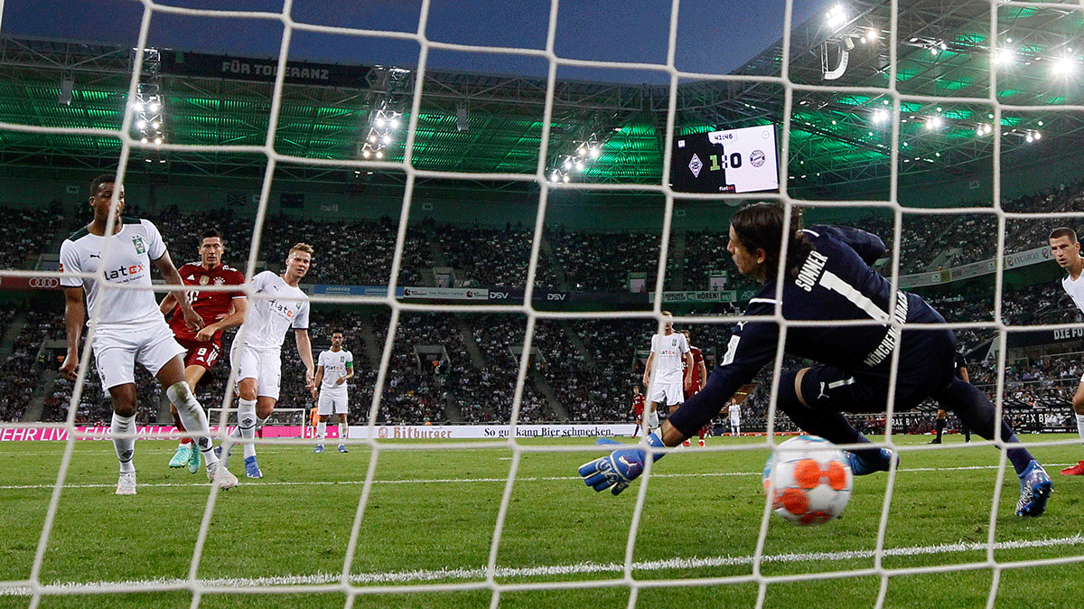 Bayern Munich's Robert Lewandowski scores their equaliser against Borussia Moenchengladbach at Borussia-Park, Moenchengladbach, on Friday