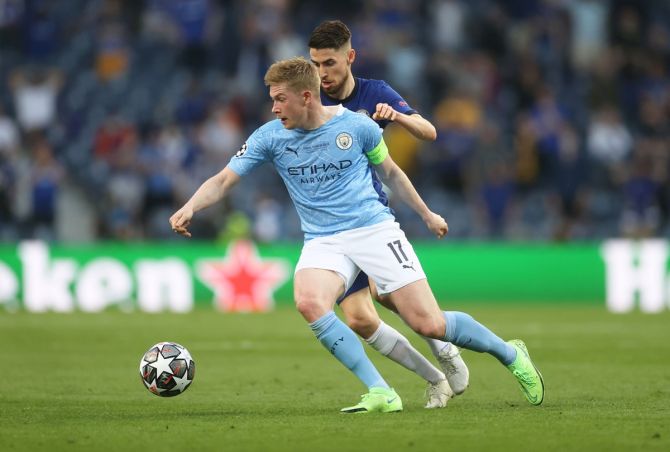 Manchester City's Kevin De Bruyne battles for possession with Chelsea's Jorginho during the Champions League final, at Estadio do Dragao, in Porto, Portugal