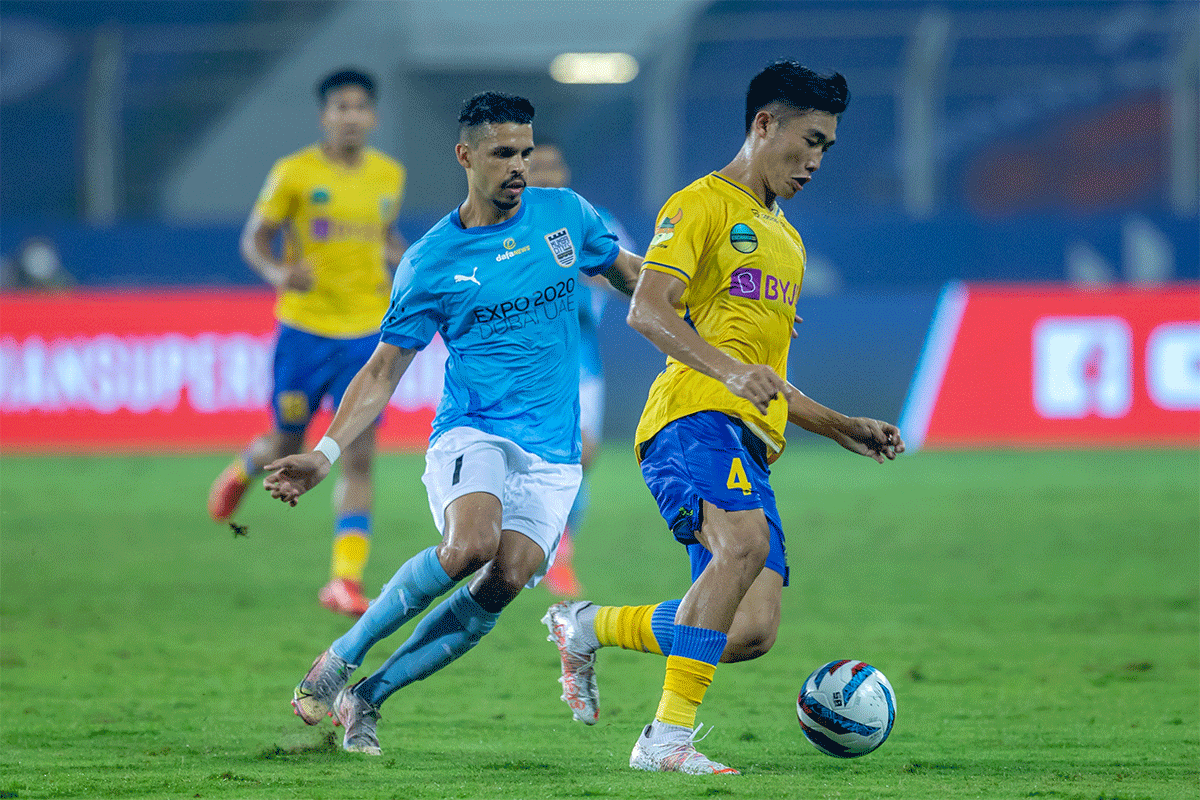 ISL 10 man Mumbai City FC Suffer Shock Defeat To Kerala Blasters 