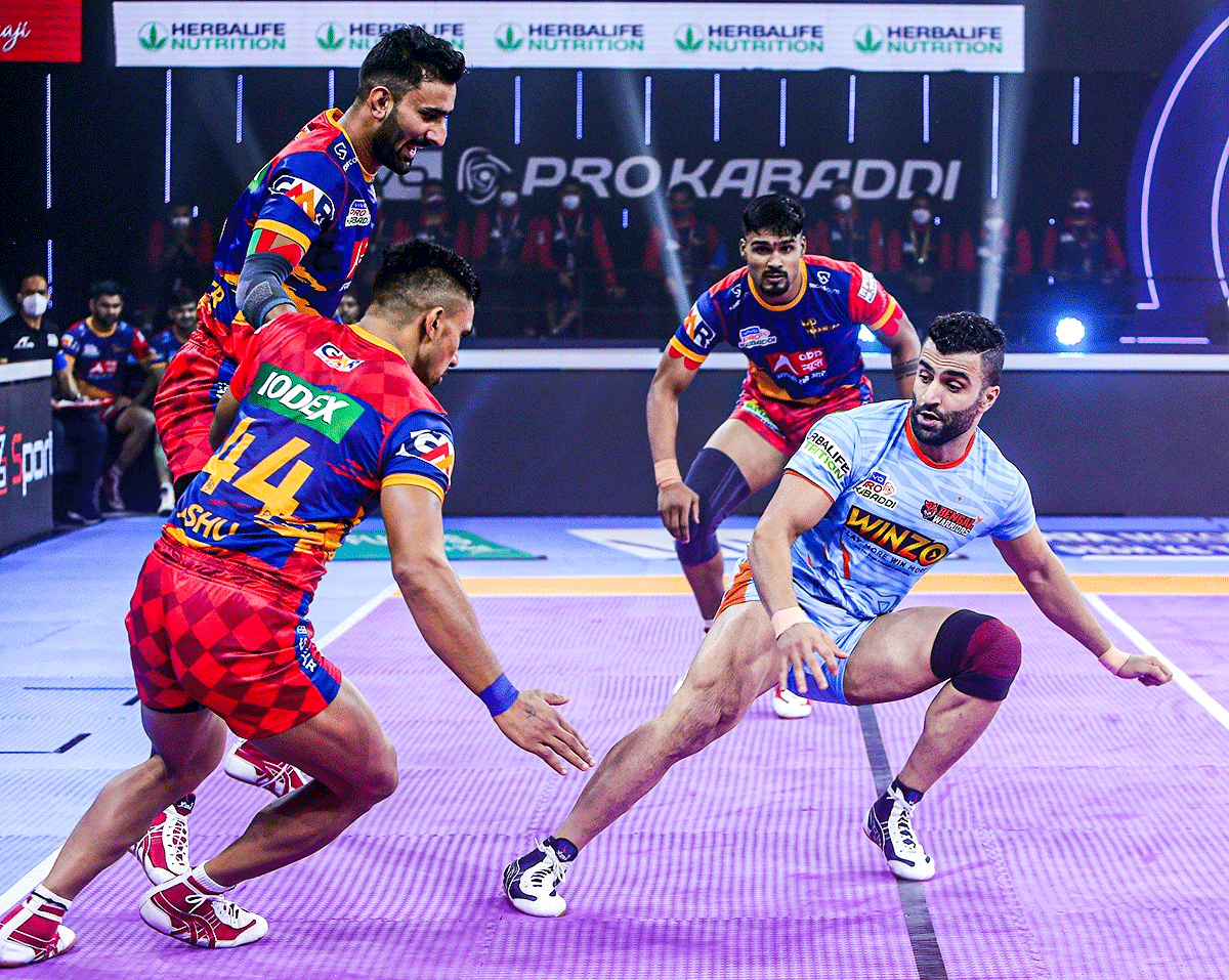 Action from the Pro Kabaddi League match between UP Yoddha and Bengal Warriors