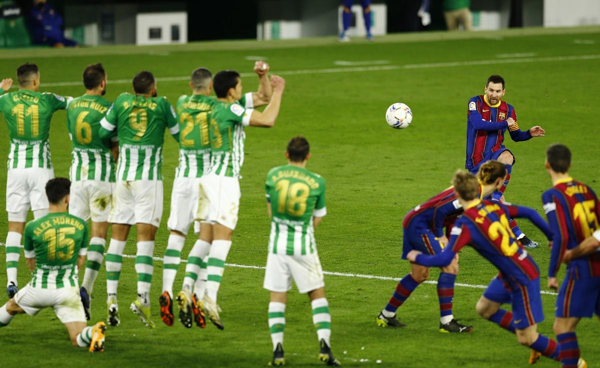 Barcelona's Lionel Messi shoots at goal from a free-kick during the La Liga match against Real Betis on Sunday.