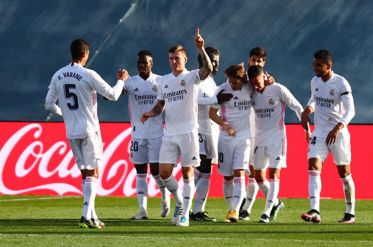 Toni Kroos celebrates with teammates after scoring Real Madrid's second goal in the La Liga match against Valencia